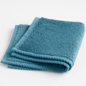 Crate& Barrel Quick-Dry Teal Organic Cotton Wash Cloths/Towels (Set of 2)